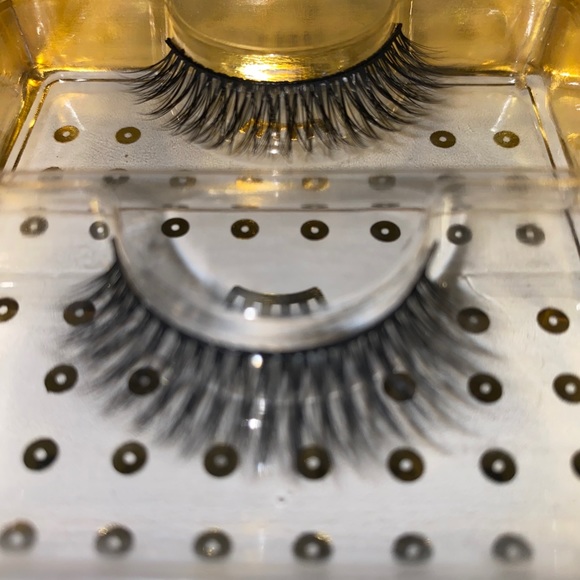 Lashes - Picture 4 of 10